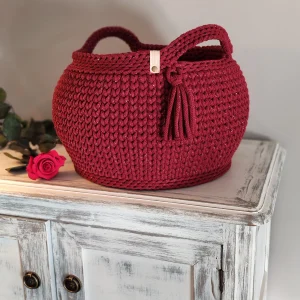 Panier au crochet lie-de-vin avec fil doré scintillant, fait main en coton recyclé avec poignées et fond en bois – création artisanale bobinensac