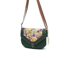 Sac bandoulière Gaby en toile à sac kaki avec rabat liberty vert et violet, doublure en simili cuir kaki et poche zippée au dos.