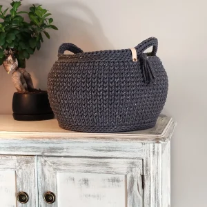 Panier au crochet gris charbon avec fil doré, fait main, doté d’une anse, d’un pompon cousu et d’une étiquette en cuir “bobinensac” rivetée sur l’anse.