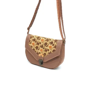 Sac bandoulière GABY en toile à sac marron avec rabat liberty marron, bandoulière en cuir marron réglable et poche zippée au dos.