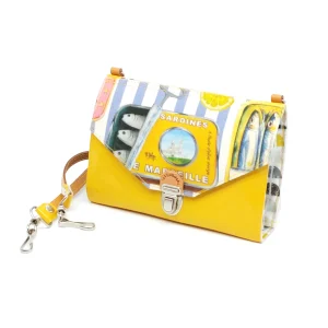 Portefeuille en cuir verni jaune avec rabat imprimé sardines et bandoulière amovible en cuir camel