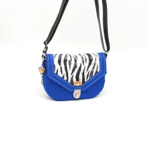 Sac bandoulière femme GABY bleu roi en toile à sac avec rabat zébré noir et blanc, doublure noire et bandoulière en cuir réglable.