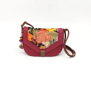 Sac bandoulière femme GABY lie-de-vin en toile à sac avec rabat en velours ras imprimé floral orange et rouge, doublure lie-de-vin et bandoulière en cuir.