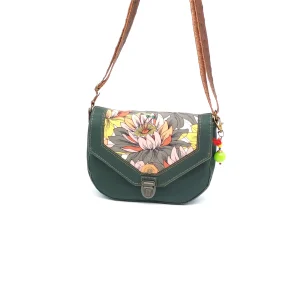 Sac bandoulière femme GABY vert sombre en toile à sac avec rabat imprimé fleurs tropicales, doublure vert kaki et bandoulière en cuir réglable.
