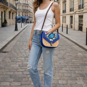 Sac bandoulière femme GABY en liège argenté avec rabat imprimé coloré et pourtour bleu roi, doublure marron et bandoulière en cuir réglable.