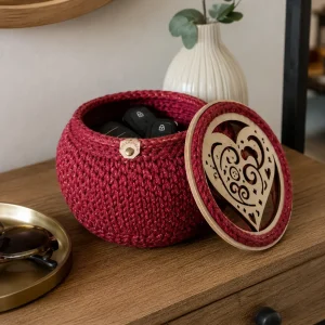 Petit panier au crochet fait main en coton recyclé vin rouge avec fil doré, fond et couvercle en bois ajouré